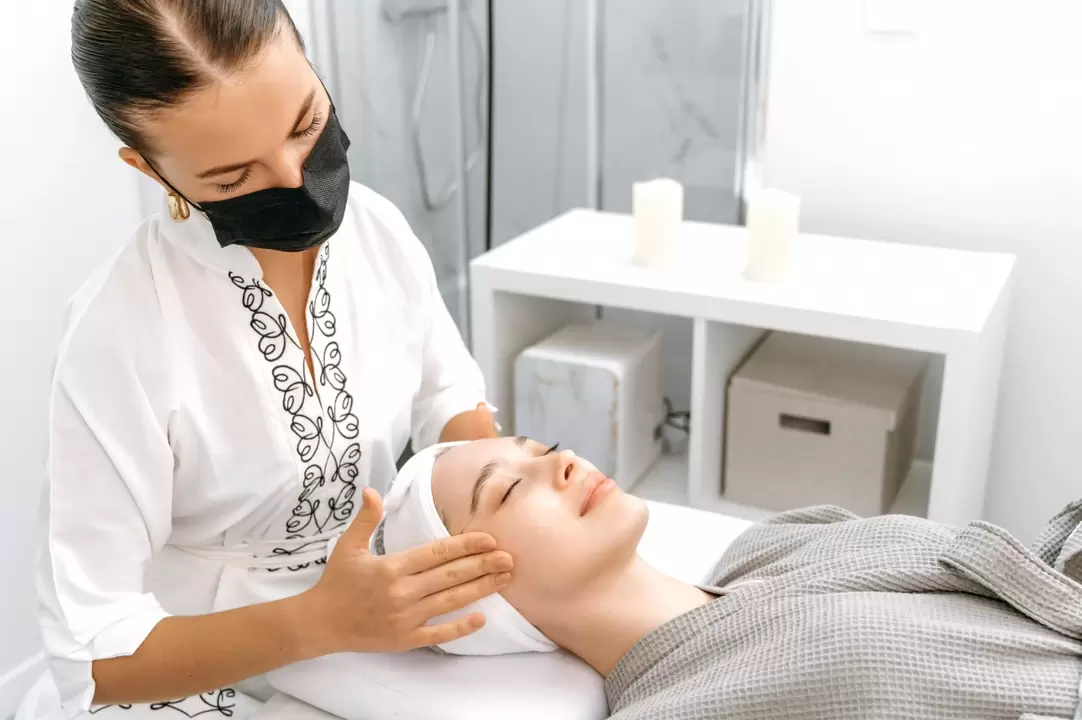 Eine professionelle Massage fördert die Verjüngung der Gesichtshaut ohne Injektionen