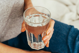 Ein Glas sauberes Wasser