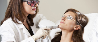 Die Kosmetikerin führt das Verfahren der Laser-Verjüngung
