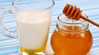 Kefir mit Honig für eine verjüngende Handhautbehandlung